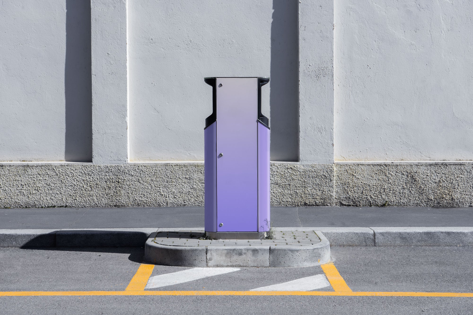 TR03 — Charging Station